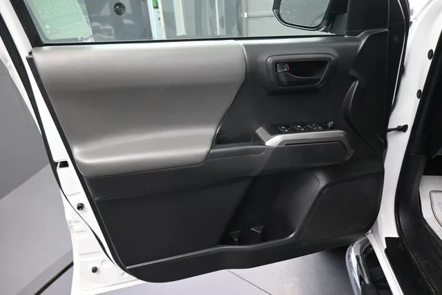 Used 2022 White Toyota SR5 image 69