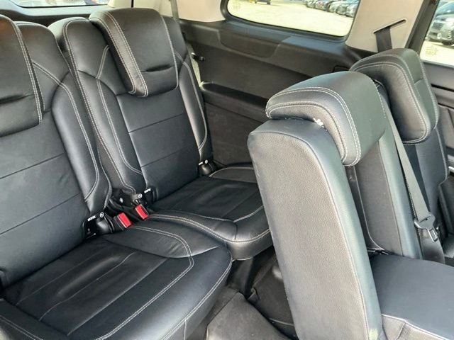 Used 2016 Gray Mercedes-Benz GL 550 image 29