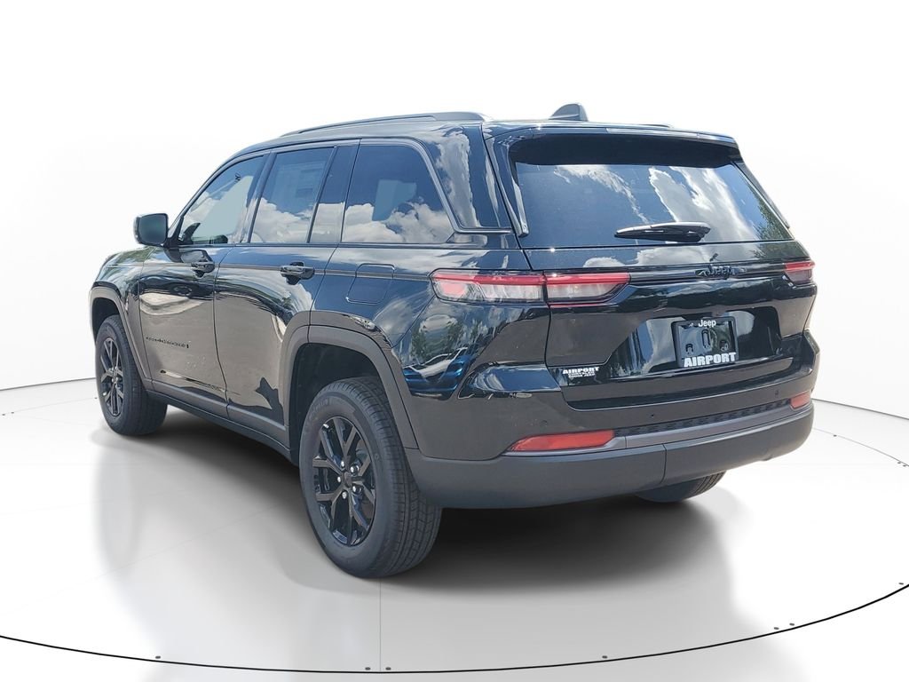 New 2026 Diamond Black Crystal Pearl-Coat Exterior Paint Jeep Laredo Altitude image 2