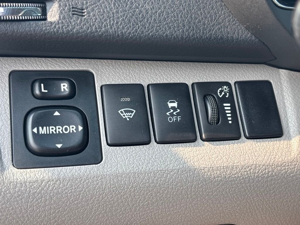 Used 2013 White Toyota Base image 20