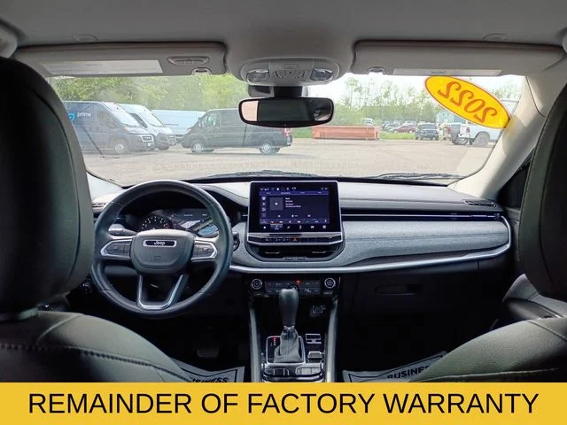 Used 2022 Silver Jeep Latitude image 10