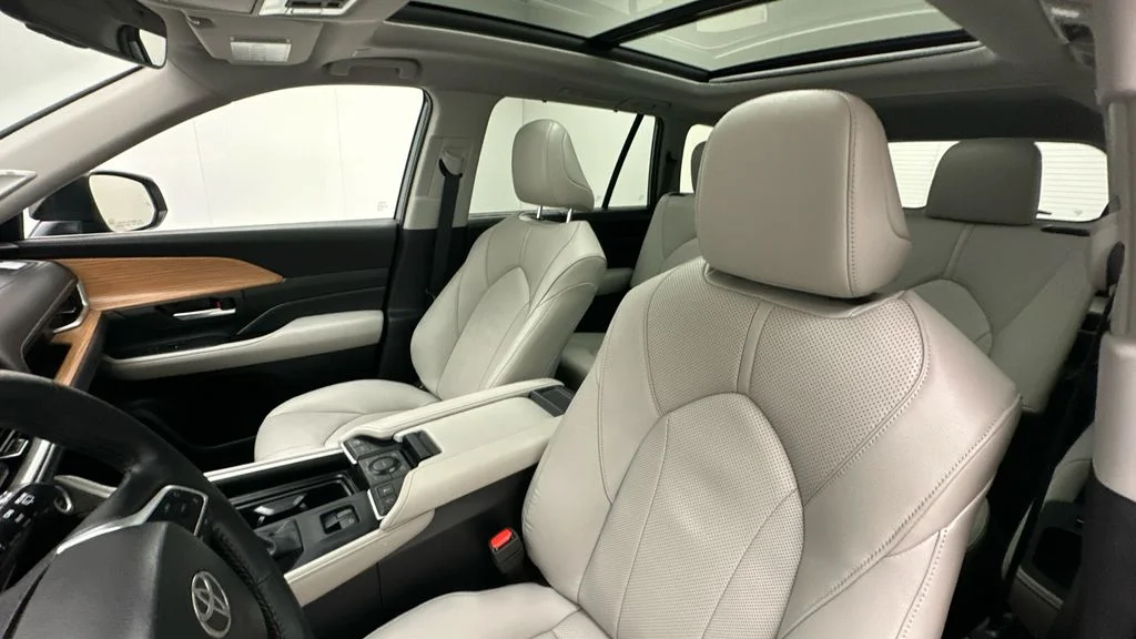 Certified Used 2025  Toyota Limited image 9