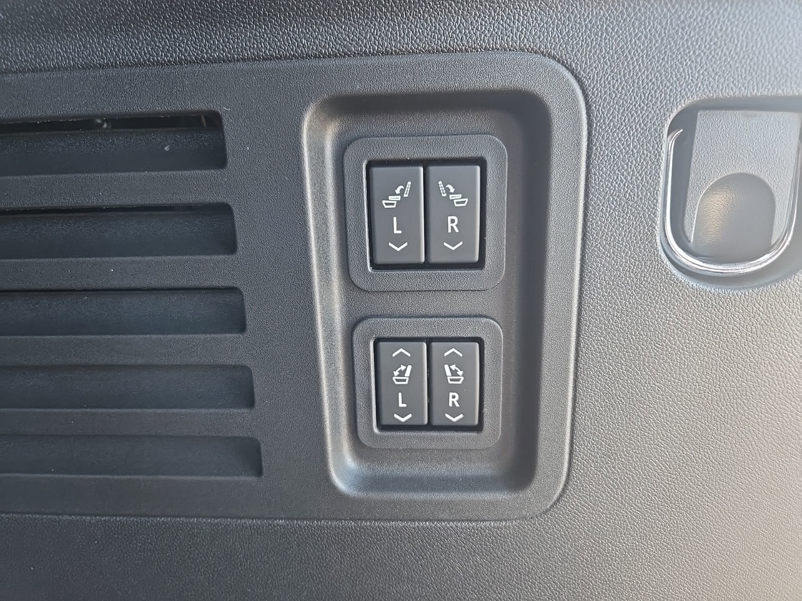 2026 GMC Acadia Denali - Photo 14
