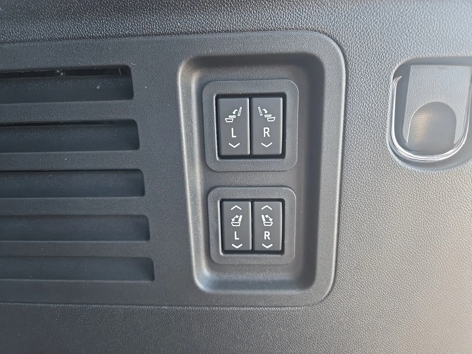 2026 GMC Acadia Denali - Photo 14