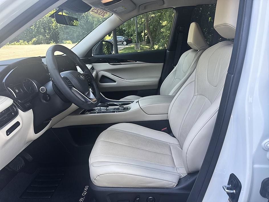 Used 2025 Glacier White INFINITI PURE image 11