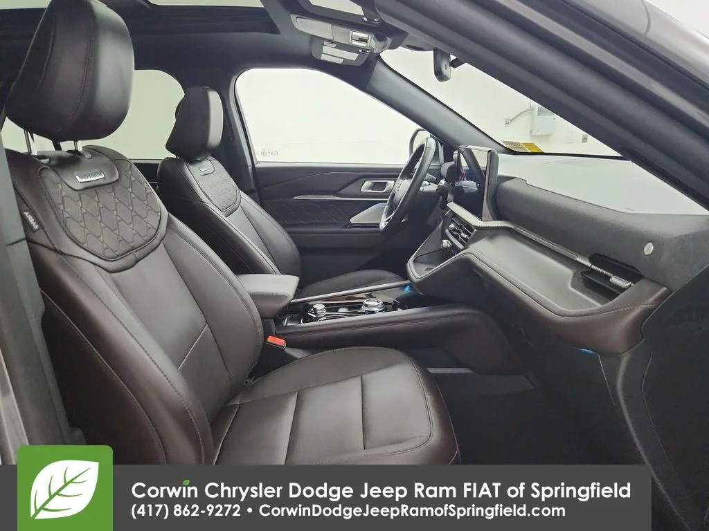 Used 2025 Gray Ford Platinum image 33