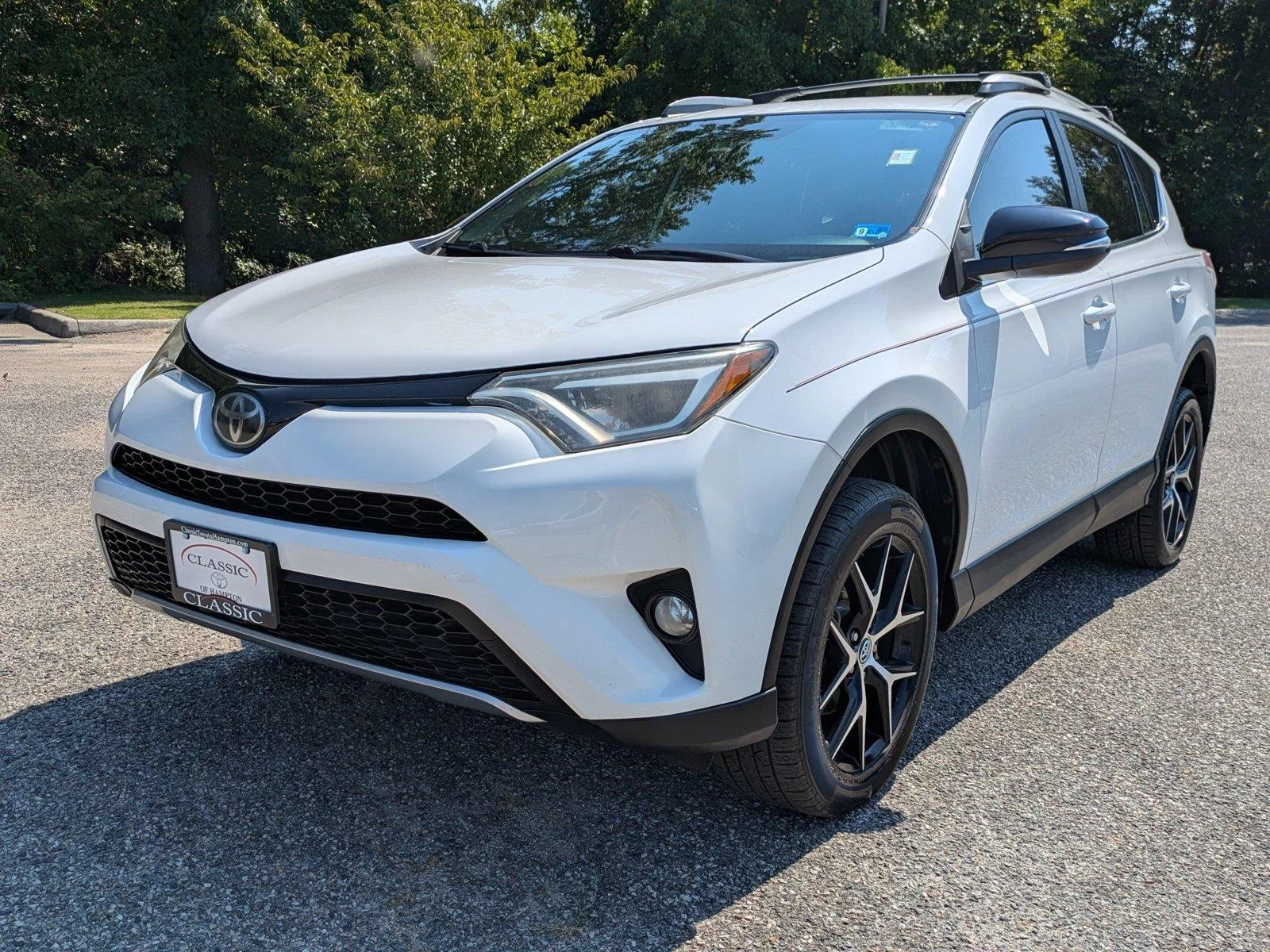 Used 2017 Super White Toyota SE image 8
