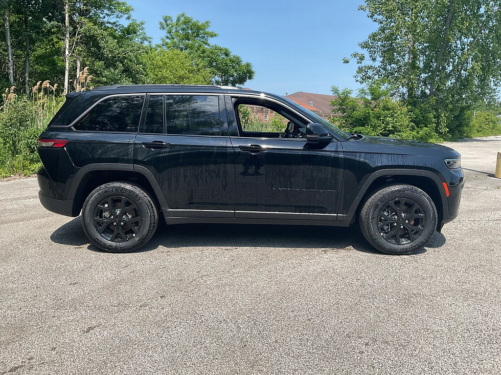 New 2026 Diamond Black Crystal Pearlcoat Jeep Altitude 4x4 image 4