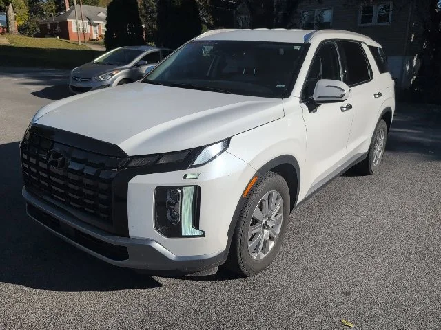 Used 2025 White Hyundai SEL image 3