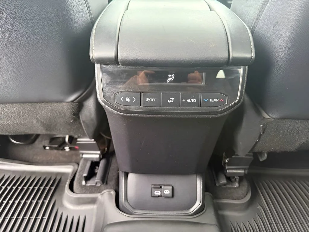 Used 2023  Toyota L image 15