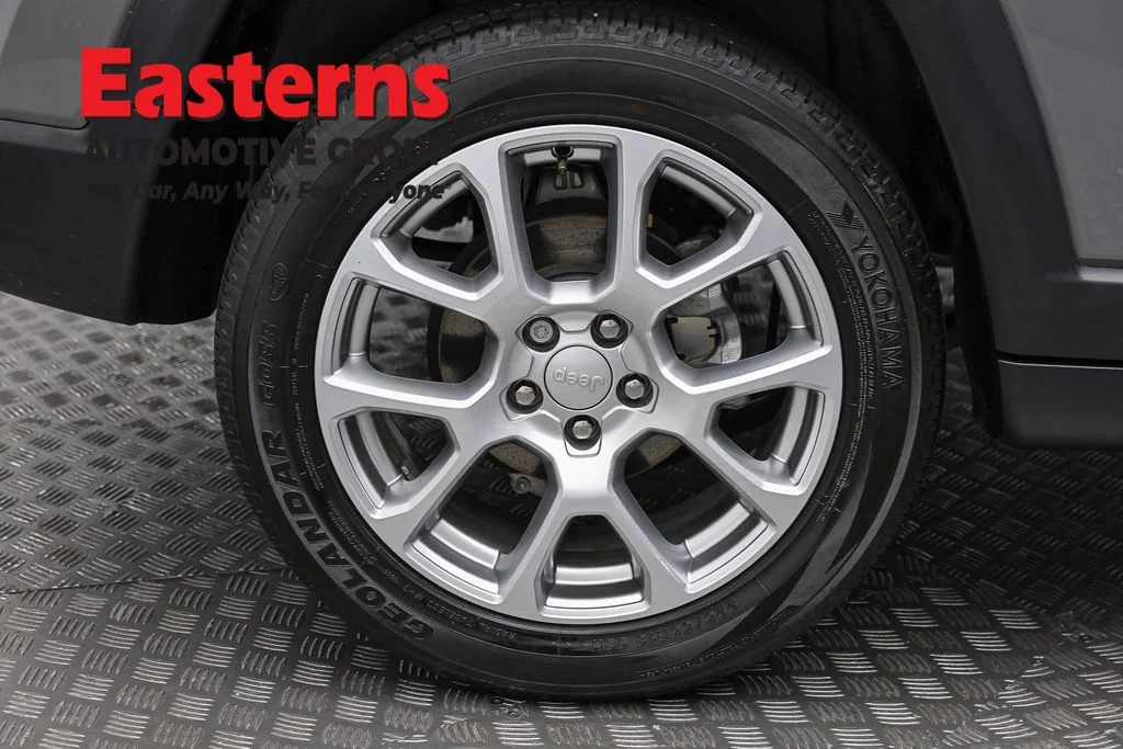 Used 2023 Gray Jeep Latitude Lux image 29