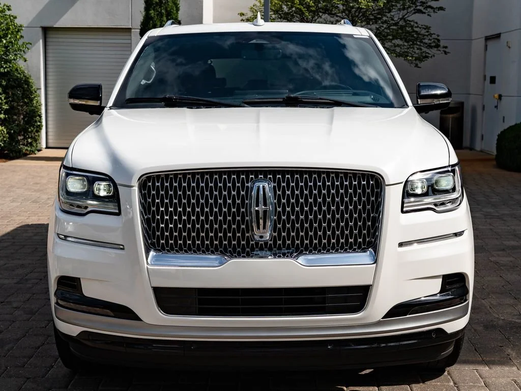 Used 2023 Pristine White Metallic Tri-Coat Lincoln Reserve image 2