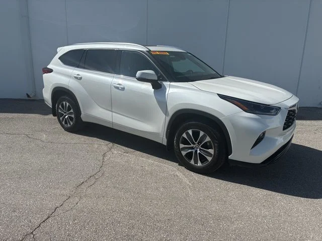 Used 2021 Toyota Highlander XLE with VIN 5TDHZRBH9MS536335 for sale in Kansas City