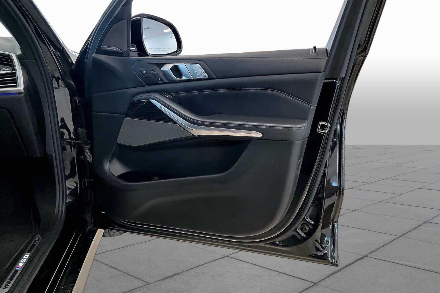 Used 2022 Black Sapphire Metallic BMW M50i image 21