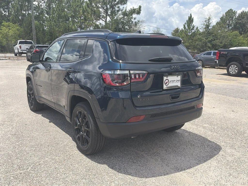 New 2026 Fathom Blue Pearl-Coat Exterior Paint Jeep Latitude image 4