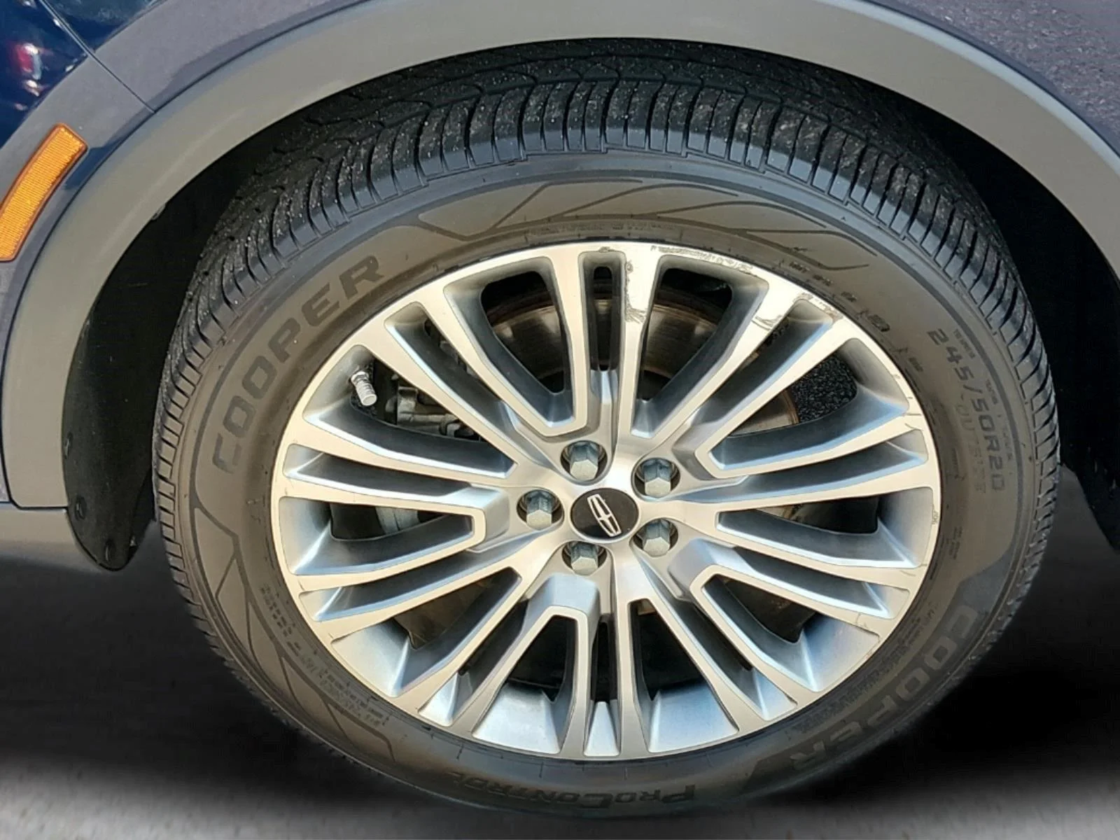 Used 2018 Blue Diamond Metallic Lincoln Reserve image 11