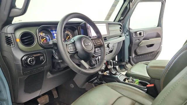 Used 2025 Gray Jeep Mojave image 17