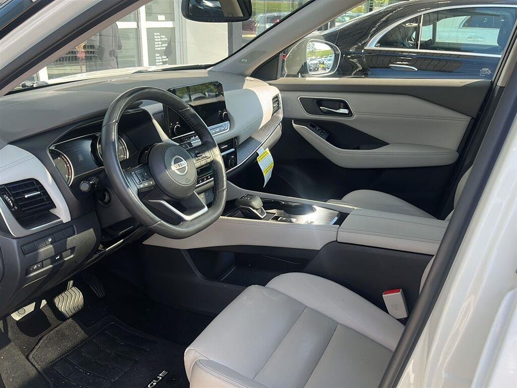 Used 2021 Pearl White Tricoat/Super Black Nissan SL image 15