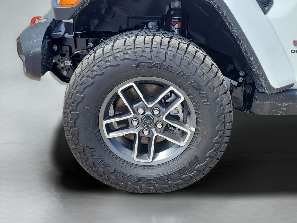 New 2026 Bright White Clear-Coat Exterior Paint Jeep Mojave image 35