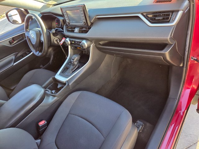 2019 Toyota RAV4 LE - Photo 16