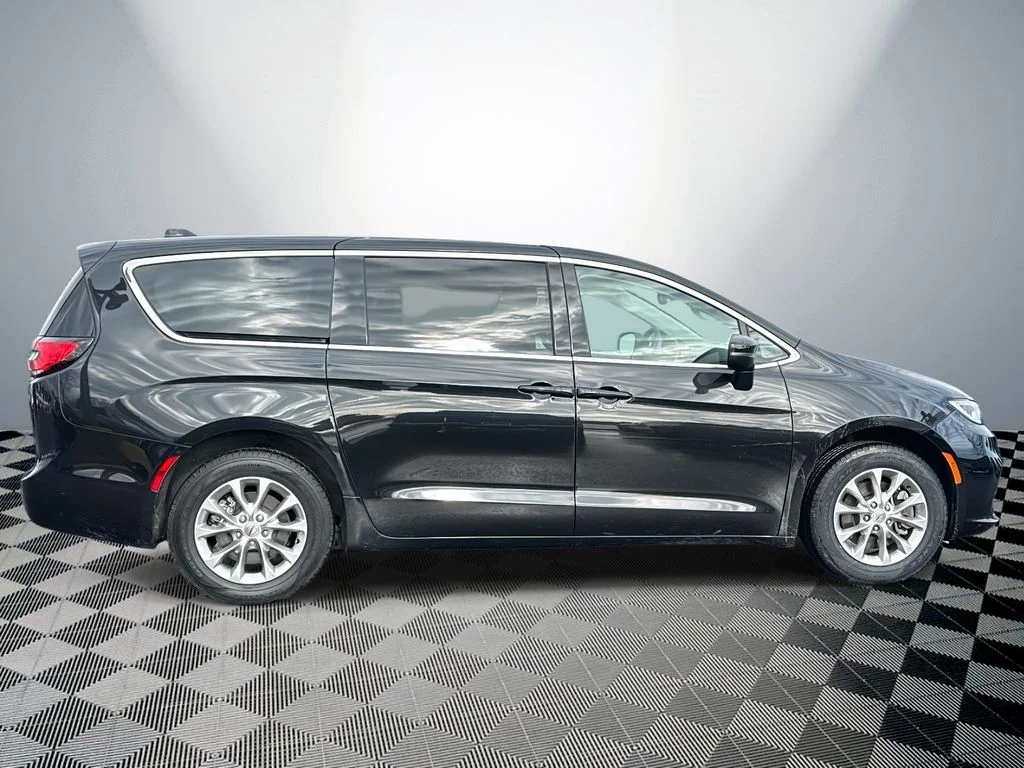 Used 2023 Black Chrysler Touring L image 5