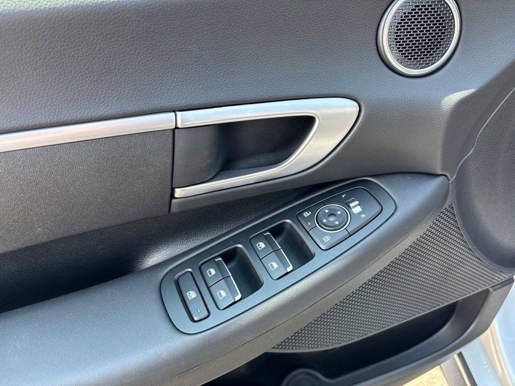 New 2026 Silver Hyundai SE image 15