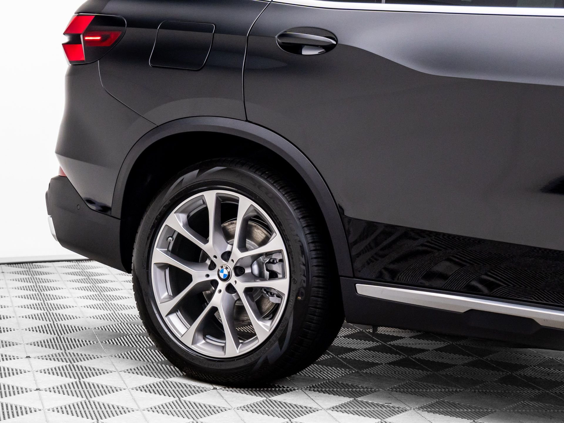 New 2026 Black Sapphire Metallic BMW xDrive40i image 31
