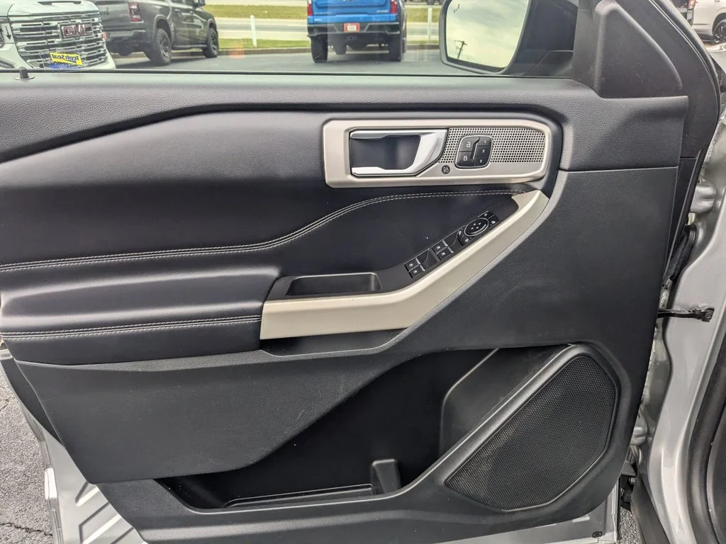 Used 2021  Ford Limited image 11