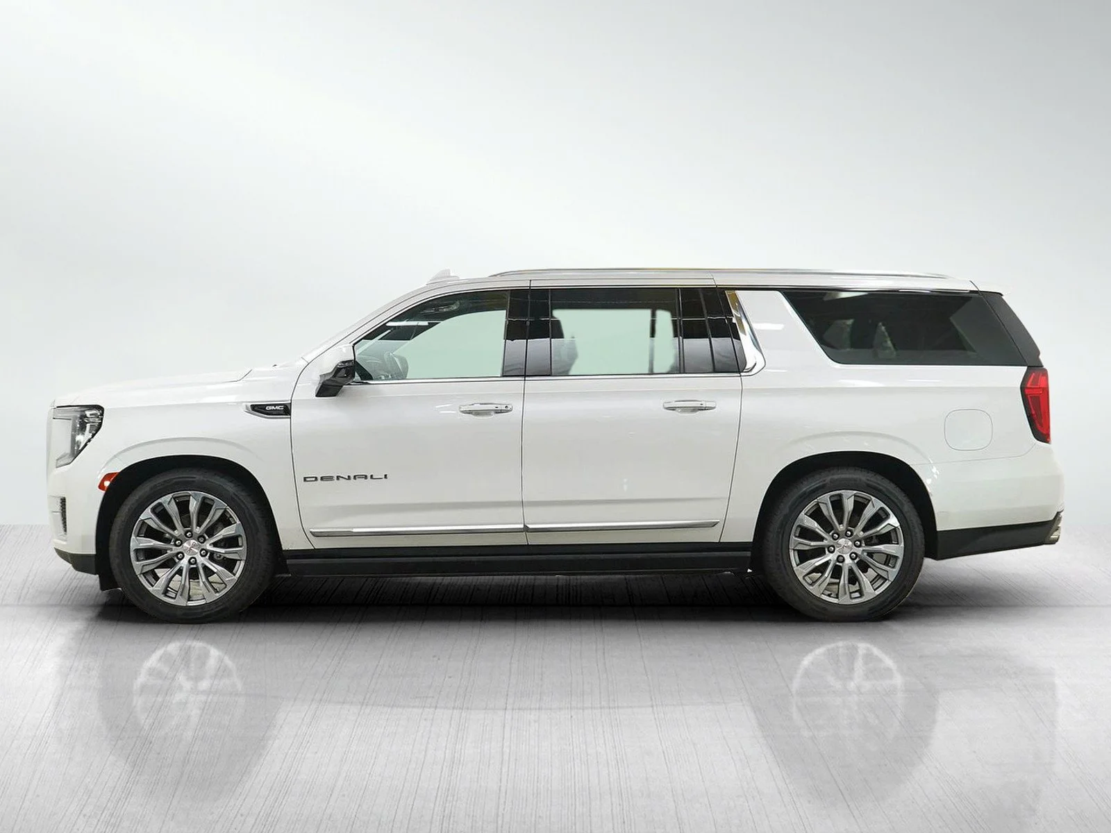 Used 2021 GMC Yukon XL Denali with VIN 1GKS2JKL4MR187944 for sale in Roseville, Minnesota