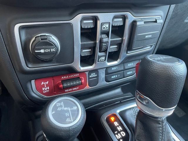 Used 2025 Granite Crystal Clearcoat Metallic Jeep Mojave image 28