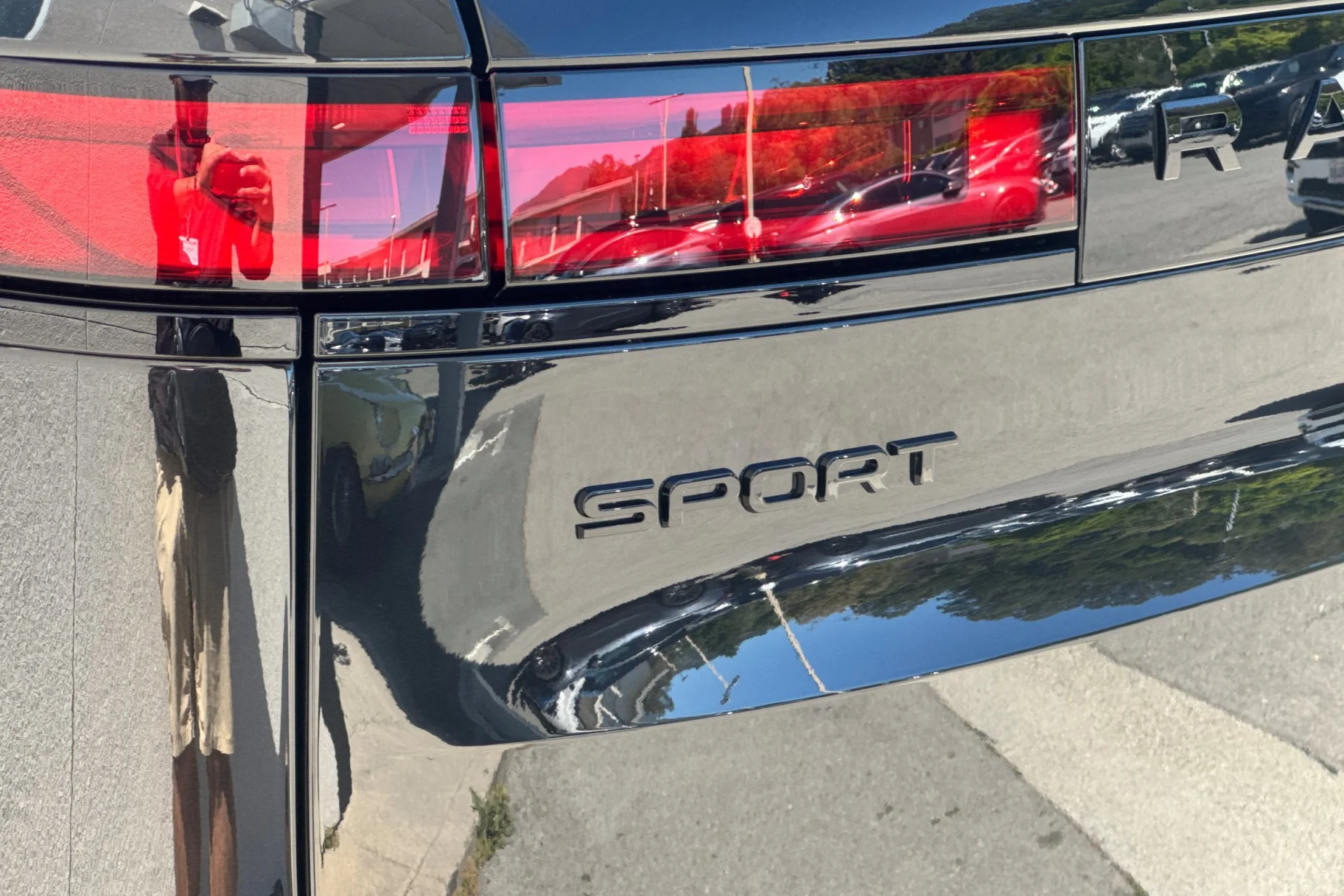 New 2026 SANTORINI BLACK Land Rover SE image 12