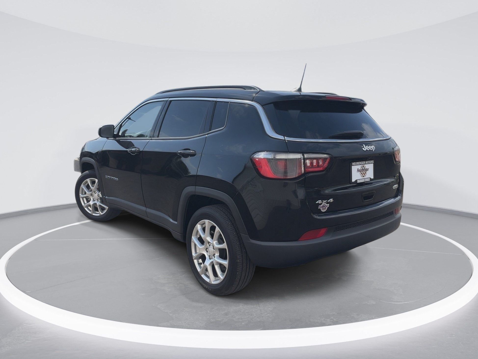 Used 2024 Diamond Black Crystal Pearlcoat Jeep Latitude Lux image 7
