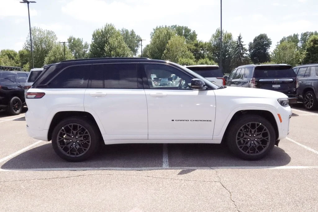 New 2026 Bright White Clear-Coat Exterior Paint Jeep Summit image 14