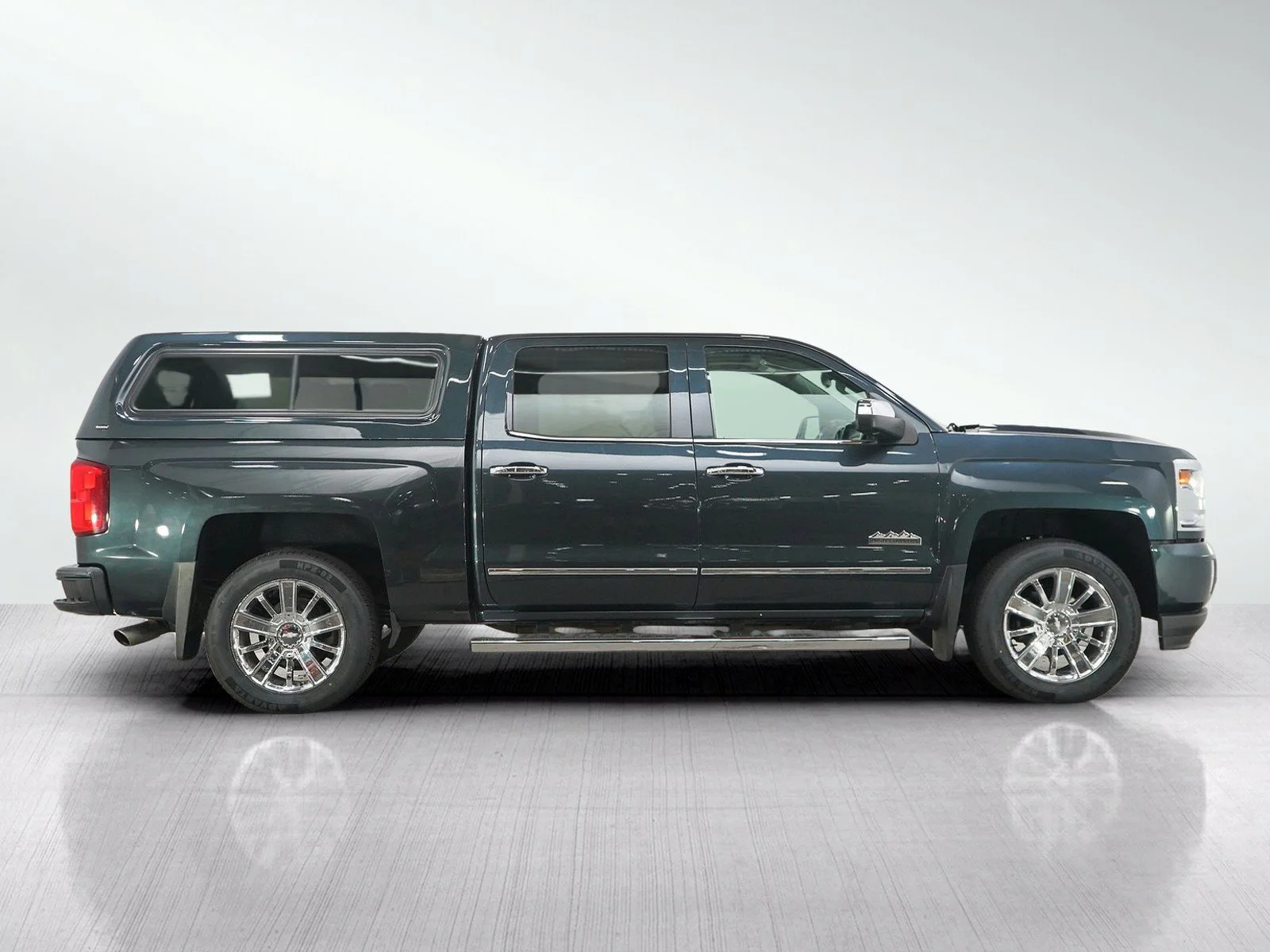 Used 2018 GRAPHITE METALLIC Chevrolet High Country image 6