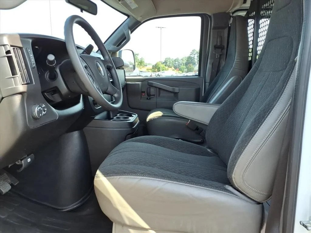 Used 2025 Summit White Chevrolet WT image 3