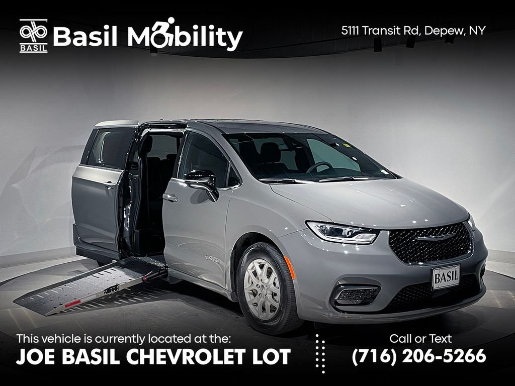 2024 Chrysler Pacifica Touring's photo