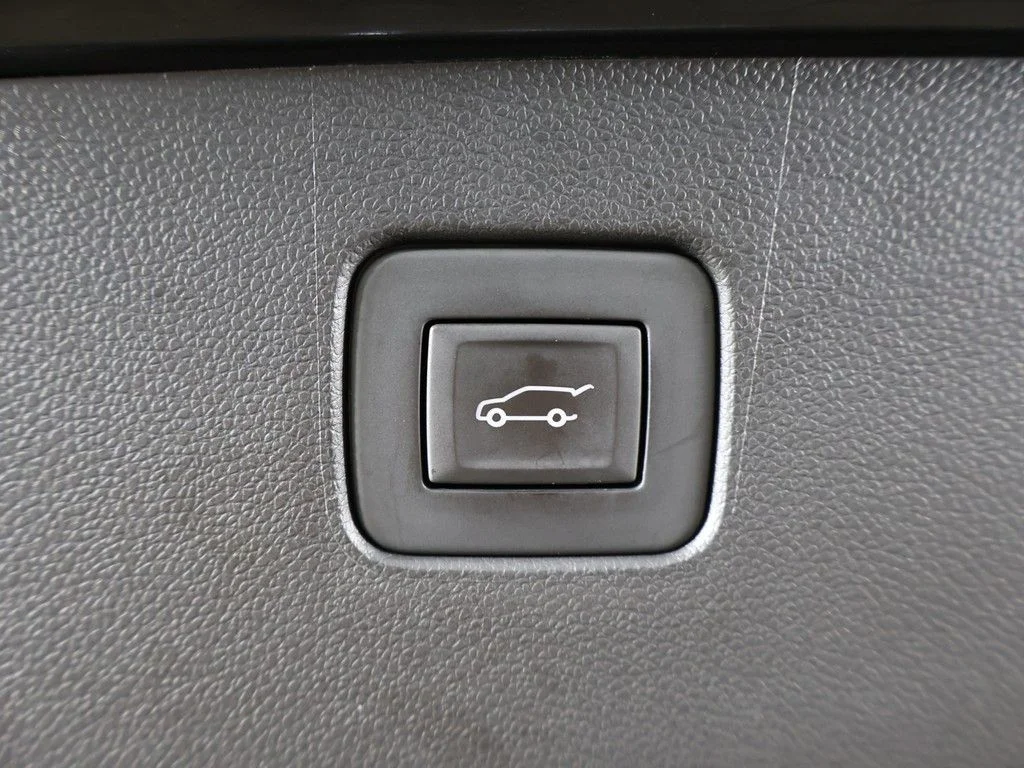 Used 2024 Black Buick Avenir image 20
