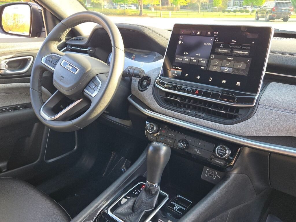 Used 2024  Jeep Latitude image 7