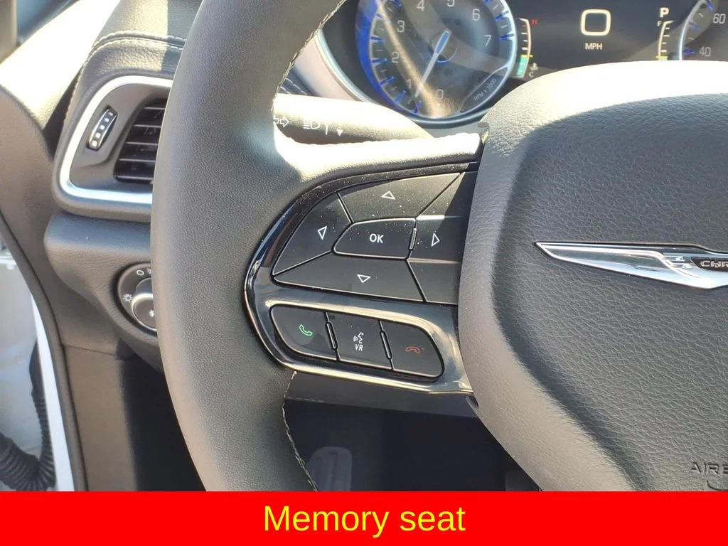 Used 2025 White Chrysler Limited image 17