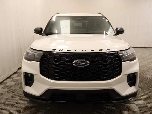 New 2026 Star White Metallic Tri-Coat Ford ST-Line image 23