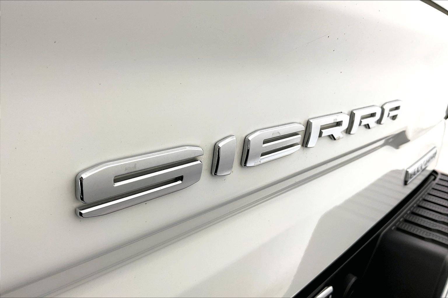 Used 2021 Summit White GMC Elevation image 31