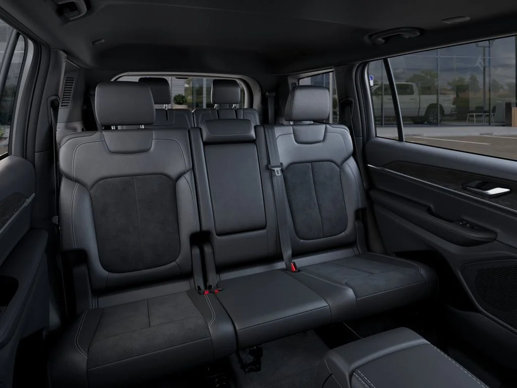 New 2026 Bright White Clear-Coat Exterior Paint Jeep Altitude image 15