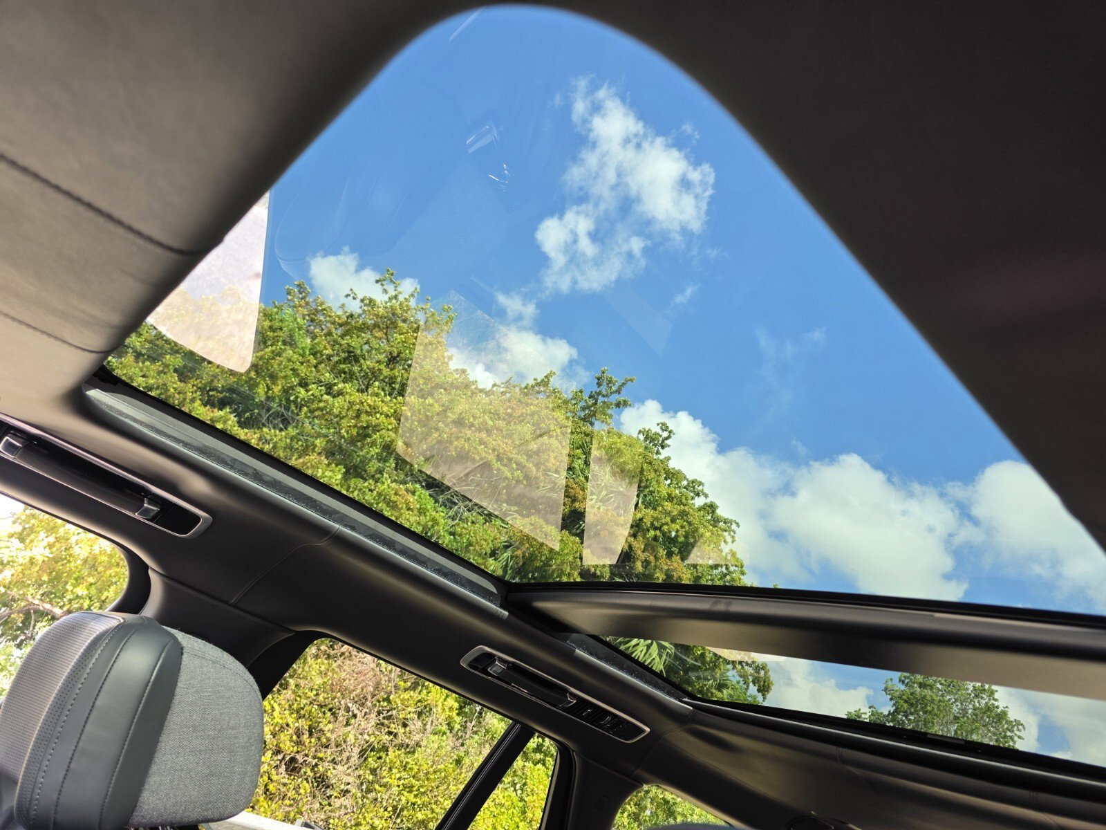 New 2026 Obsidian Black Satin LAND ROVER SV Signature Suite image 12
