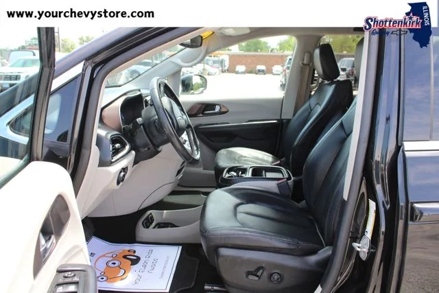 Used 2019 Black Chrysler Touring L image 10