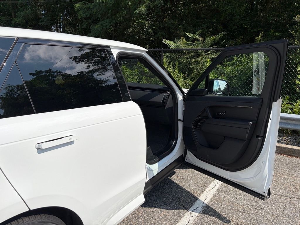 Used 2023 White Land Rover SE Dynamic image 14