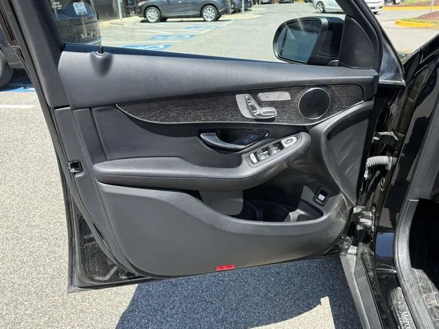 Used 2022  Mercedes-Benz GLC 300 image 25