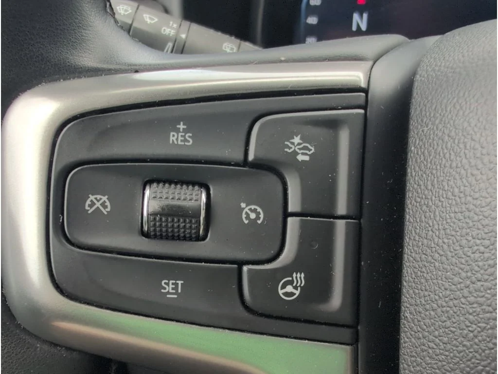Used 2023 WHITE Chevrolet 2WD 4dr Premier image 25