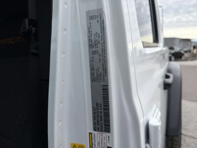 New 2026 Bright White Clear-Coat Exterior Paint Jeep Mojave image 33