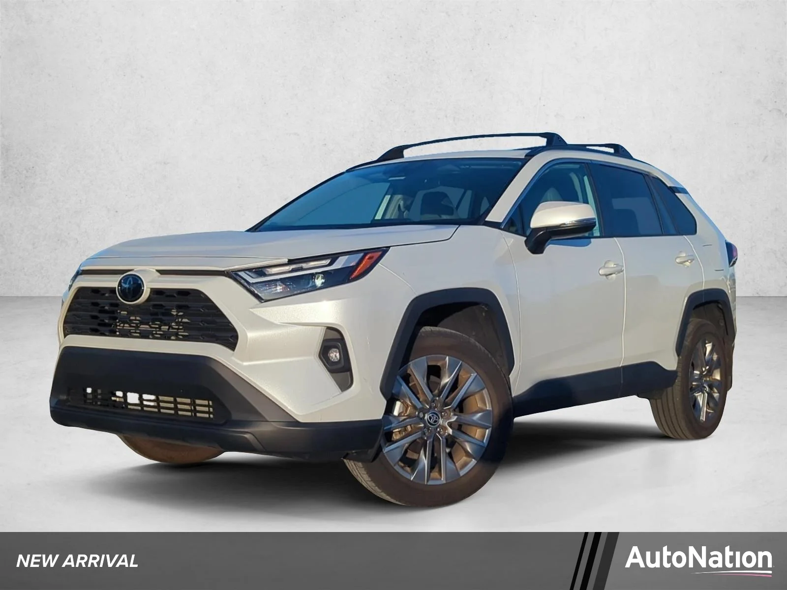 Used 2024 Wind Chill Pearl Toyota XLE Premium image 1