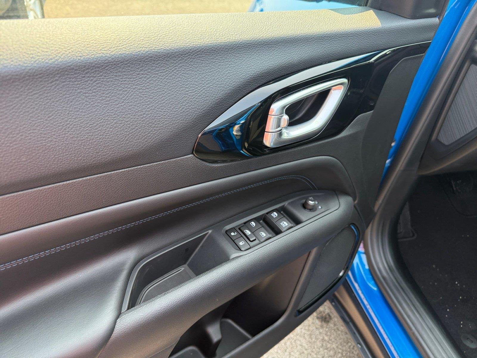 New 2026 Hydro Blue Pearlcoat Jeep Latitude Altitude image 11